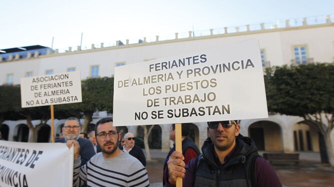 Los feriantes protestaron en la Plaza Vieja el pasado lunes.