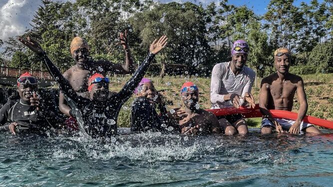 Uno de los grupos de ciudadanos tanzanos que han aprendido a nadar gracias al proyecto ‘Nadando por el Mundo’.