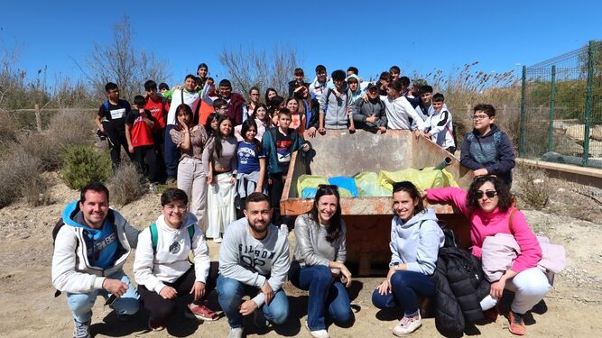 Grupo de participantes en la recogida de basura del Salar de los Canos