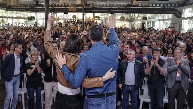 El presidente del Gobierno, Pedro Sánchez, y la nueva líder del PSPV, Diana Morant, saludan durante la clausura del Congreso extraordinario del PSPV.