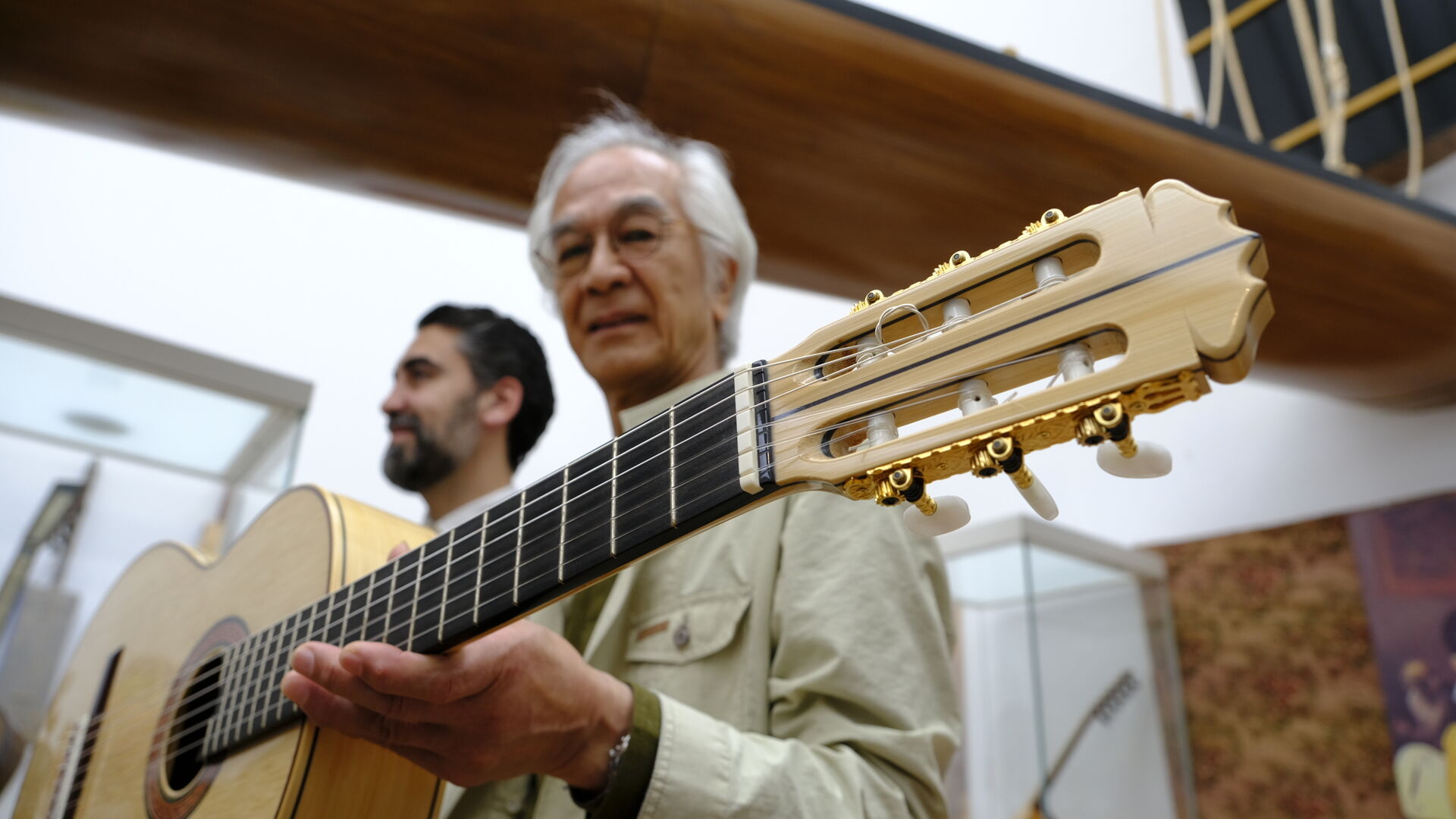 Im&aacute;genes de la donaci&oacute;n de una guitarra japonesa de bamb&uacute; a Almer&iacute;a