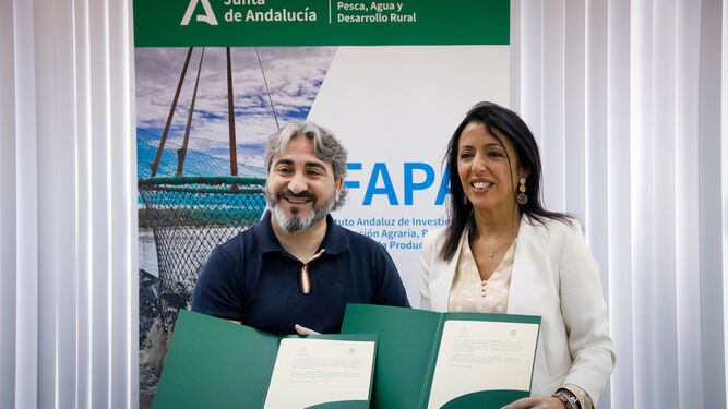 Tony García y Marta Bosquet muestran la firma del acuerdo en el Ifapa de La Cañada.
