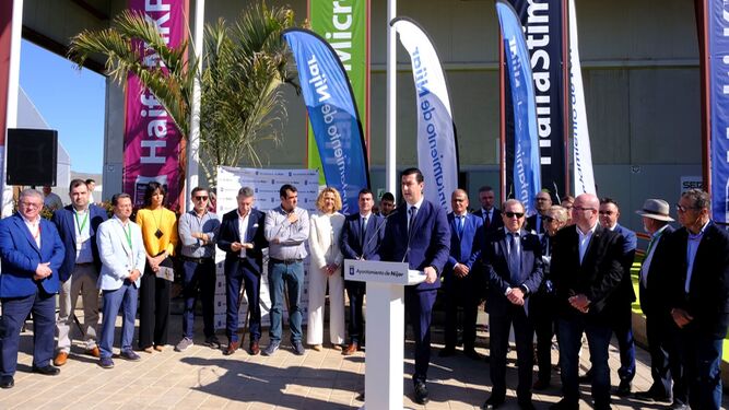 El alcalde de Níjar, José Francisco Garrido, lee el manifiesto con el apoyo incondicional de empresarios almerienses.