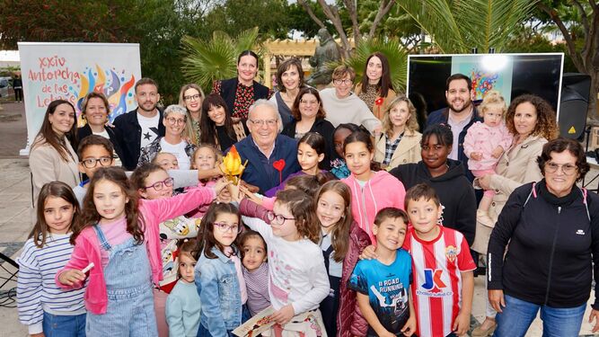 Los niños/as y sus padres rodean al alcalde de Vícar