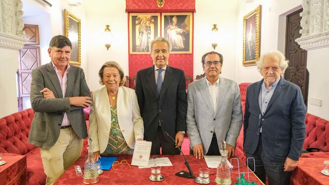 José Luis de Villar, el segundo por la derecha, presenta 'En los orígenes del Partido Andalucista' en la Real Academia de Buenas Letras de Sevilla.